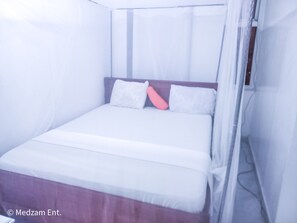 1 habitación, tabla de planchar con plancha y ropa de cama