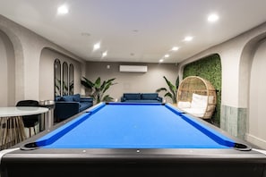 Games room - Good Vibes  1BR ! Walk to NJ Penn ! 30 min to NYC (Newark)