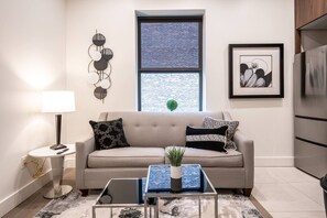 TV - Good Vibes  1BR ! Walk to NJ Penn ! 30 min to NYC (Newark)