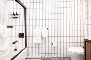 Shower, hair dryer, towels - Good Vibes  1BR ! Walk to NJ Penn ! 30 min to NYC (Newark)
