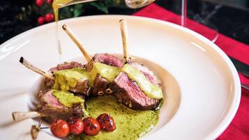 Um prato de comida com carne e molho.