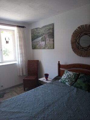 3 bedrooms, travel cot, WiFi, bed sheets