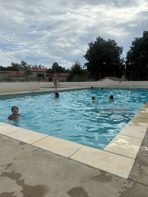 Outdoor pool - Maison de Famille Idéale Pour les Vacances (Meschers-sur-Gironde)