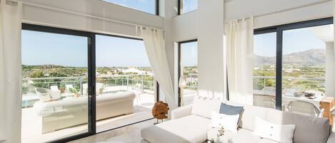 Smart-TV, Tischtennisplatte, Bücher