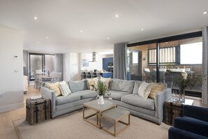 Smart TV, stereo - Harlyn Penthouse -  A superb sea view duplex penthouse just metres from the beach, with two terraces (Harlyn Bay)