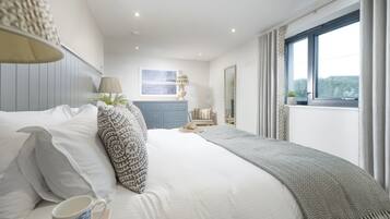 3 bedrooms, iron/ironing board, internet, bed sheets