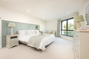 3 bedrooms, iron/ironing board, Internet, bed sheets - Harlyn Penthouse -  A superb sea view duplex penthouse just metres from the beach, with two terraces (Harlyn Bay)