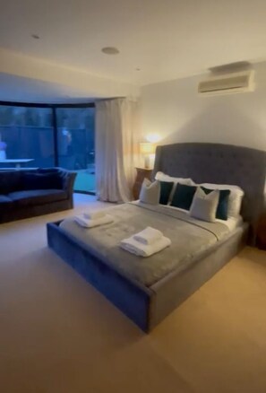 Interior - "Last Minute availability " Large Luxury  5 Bedroom Villa  hot tub on request  (Frampton Cotterell)