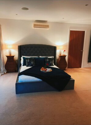 5 bedrooms, iron/ironing board, WiFi, bed sheets - "Last Minute availability " Large Luxury  5 Bedroom Villa  hot tub on request  (Frampton Cotterell)