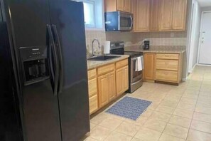 Kjøleskap, mikrobølgeovn, ovn og kokeplater