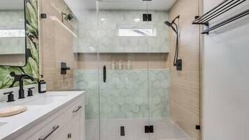 Doccia, asciugacapelli, bidet, asciugamani