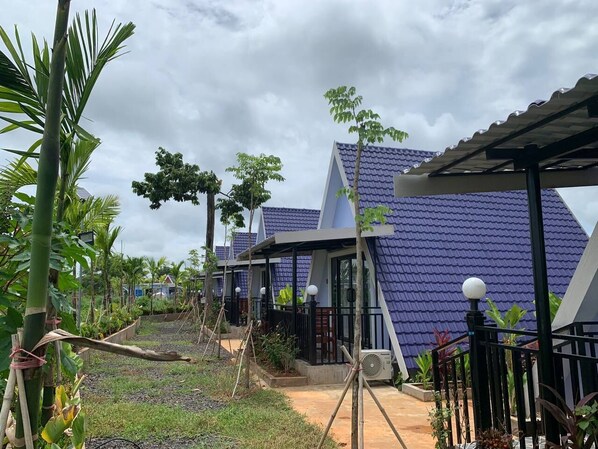 A resort with multiple villas, each featuring a private balcony and a covered outdoor area. - I AM Koh Ker (Kuleaen)