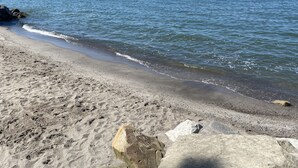 A beach with a rocky shoreline and calm water. - Cozy cottage with lake view! 20 min from Cedar Point, Kalahari, & Sports Force! (Vermilion)