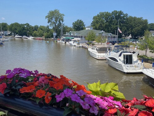 Cozy cottage with lake view! 20 min from Cedar Point, Kalahari, & Sports Force!