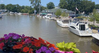 Cozy cottage with lake view! 20 min from Cedar Point, Kalahari, & Sports Force!