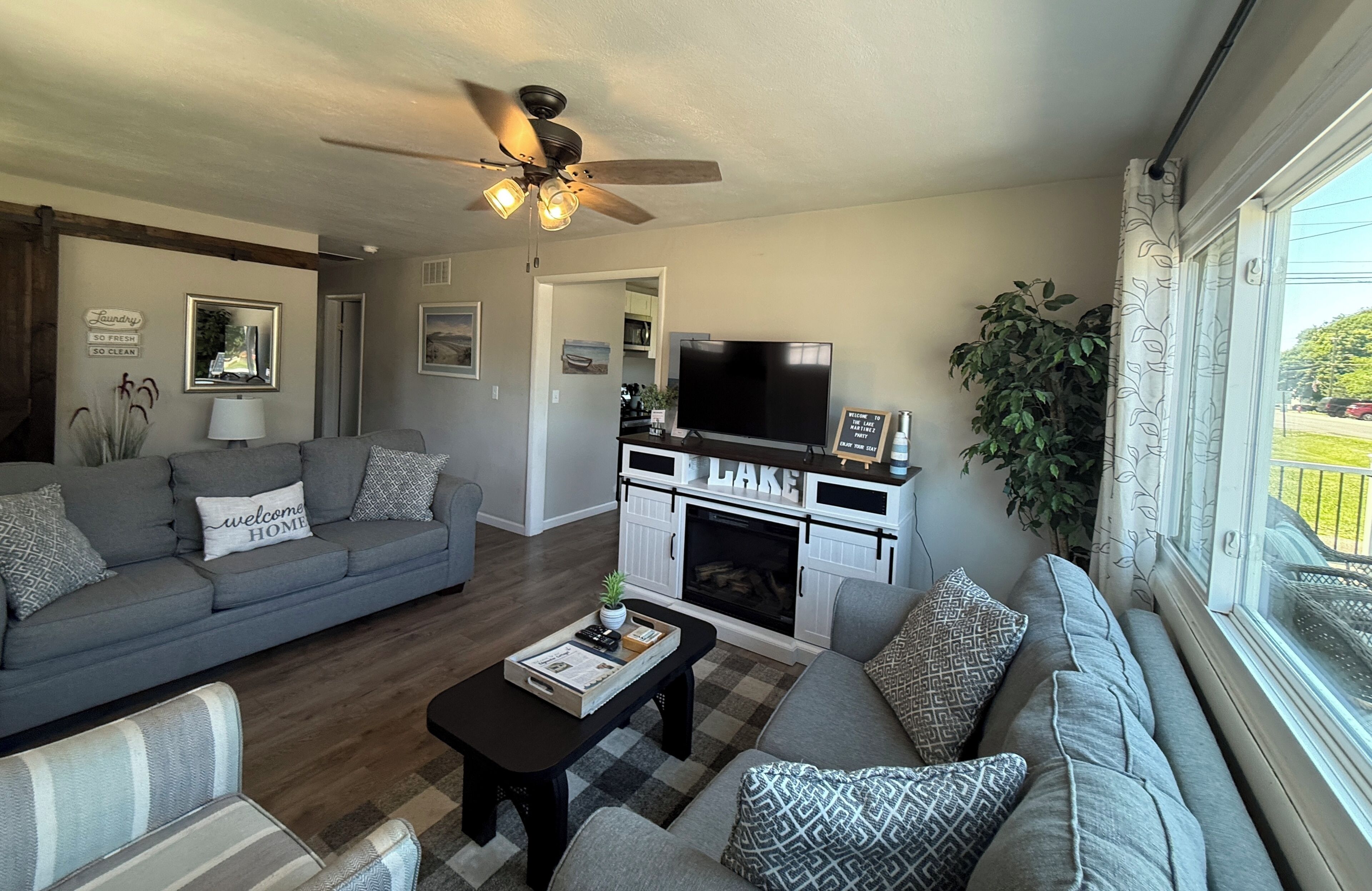 Smart TV, fireplace