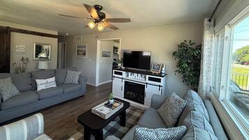 Smart TV, fireplace