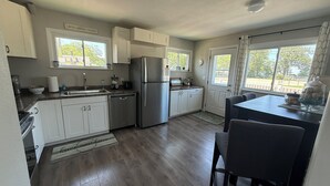 Unclassified image, 5 of 30, button - Cozy cottage with lake view! 20 min from Cedar Point, Kalahari, & Sports Force! (Vermilion)