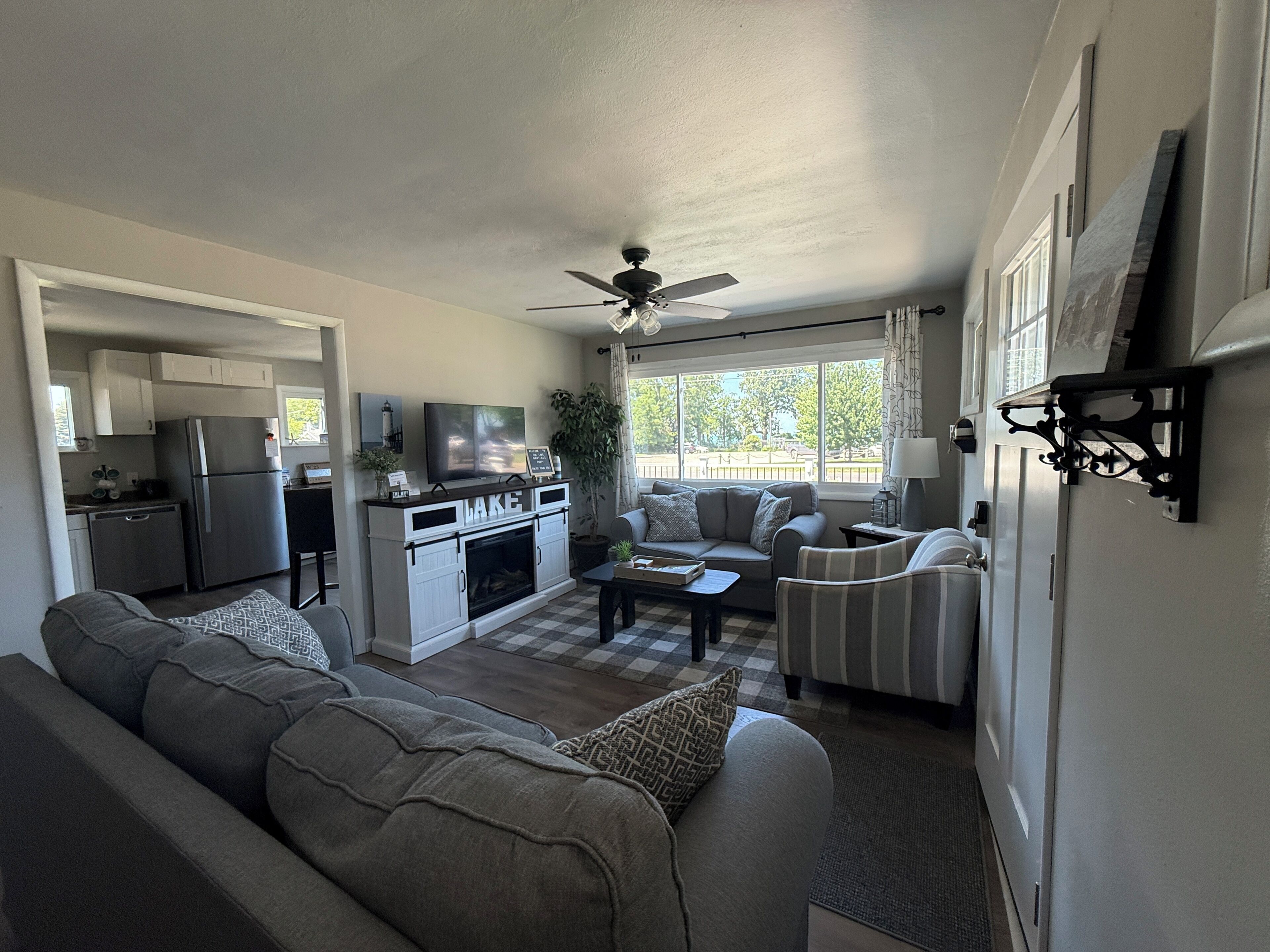 Smart TV, fireplace