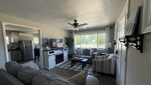 Unclassified image, 4 of 30, button - Cozy cottage with lake view! 20 min from Cedar Point, Kalahari, & Sports Force! (Vermilion)