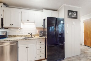 Kylskåp, mikrovågsugn, ugn och spishäll