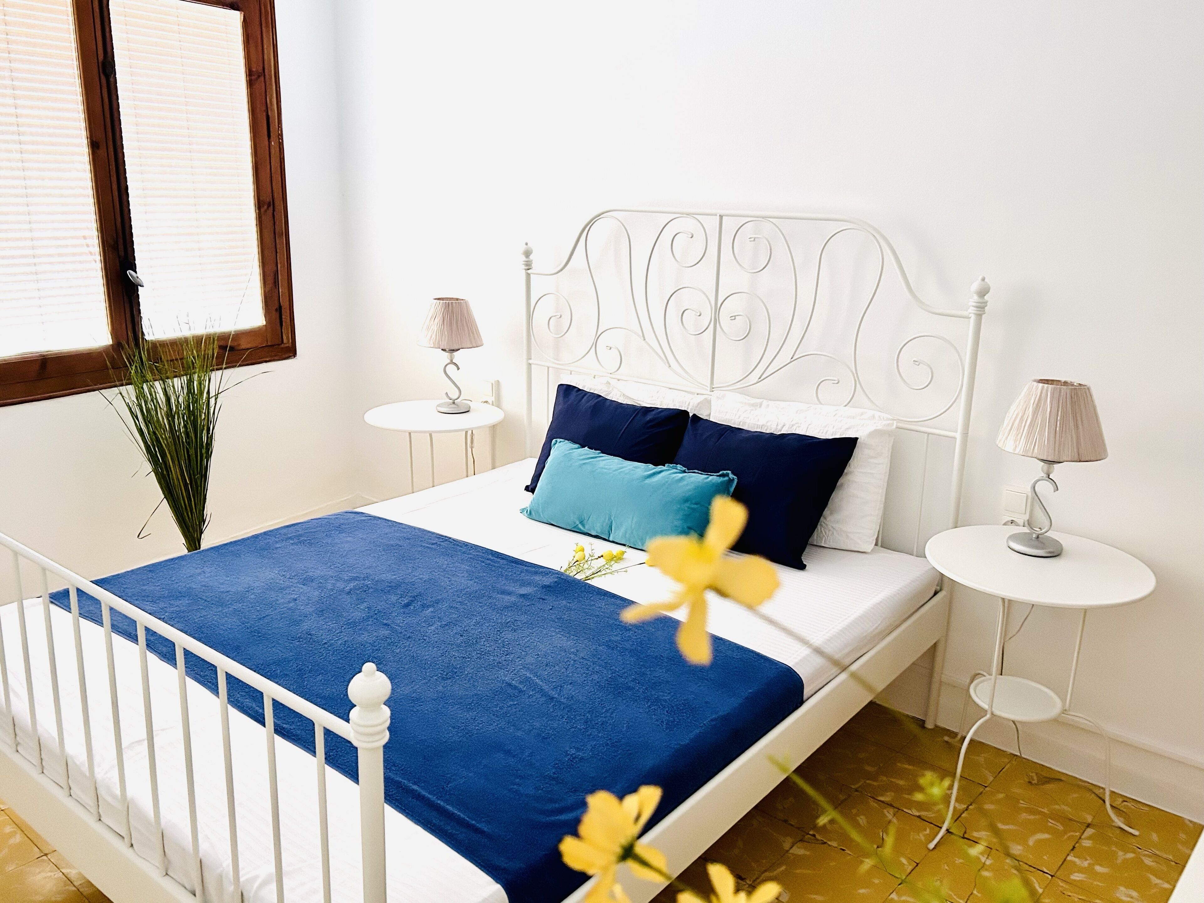 2 habitaciones y tabla de planchar con plancha 