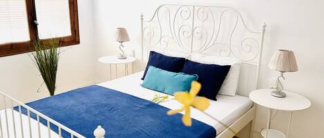 2 habitaciones y tabla de planchar con plancha