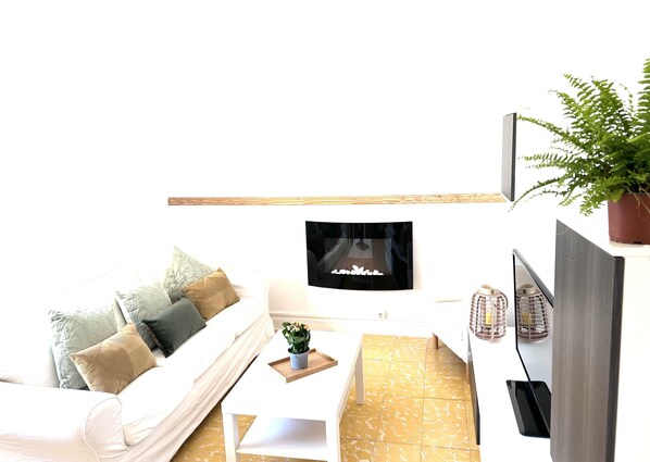 Flat-screen TV, books - La Caracola (Benicarlo)