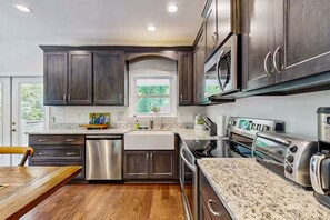 Kylskåp, mikrovågsugn, ugn och spishäll