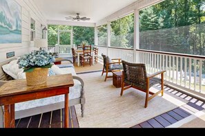 Tv, eldstad, dvd-spelare och böcker