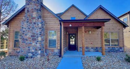 The Roasted Marshmallow-LUXURY home! Community Hot tubs, pools, pickleball VIEWS