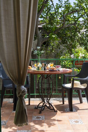 Chambre Classique, terrasse | Vue sur le jardin