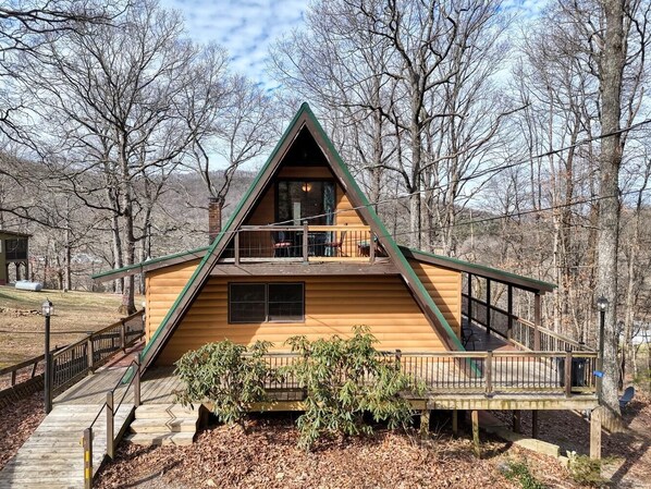 A cabin with a wooden exterior, a balcony, and a deck. - A-Frame Of Mind - Firepit - Sunroom -Washer/Dryer (Suches)