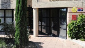 A building entrance with a sign reading "FLORIANES". - Floridianes Provence (Aix-en-Provence)