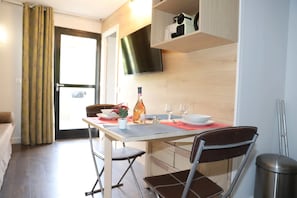 Leilighet – superior, terrasse | Spisestue