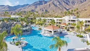 Una piscina al aire libre, una piscina climatizada