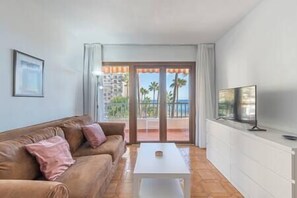 TV - Oceanfront Retreat: Your Serene Oasis by the Sea! (Marbella)