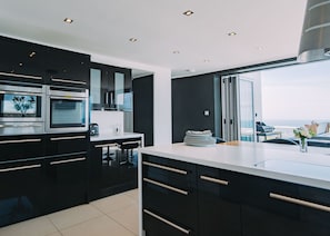 Kühlschrank, Mikrowelle, Ofen, Geschirrspüler