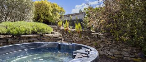 Tina de hidromasaje al aire libre