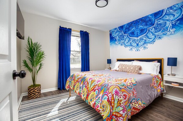 5 chambres, bureau, fer et planche à repasser, lit de bébé portatif