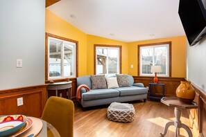 Smart TV, table football, ping pong, stereo