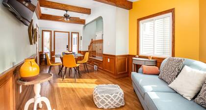 9mins to Downtown GR | Hot Tub | Fire Pit | Pet Friendly | Foos Ball | Ping Pong