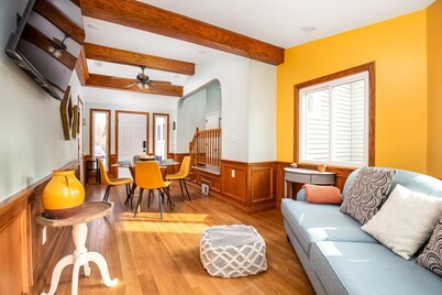 9mins to Downtown GR | Hot Tub | Fire Pit | Pet Friendly | Foos Ball | Ping Pong