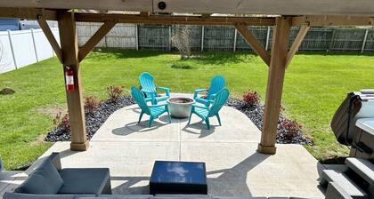 9mins to Downtown GR | Hot Tub | Fire Pit | Pet Friendly | Foos Ball | Ping Pong
