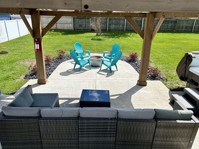 9mins to Downtown GR | Hot Tub | Fire Pit | Pet Friendly | Foos Ball | Ping Pong