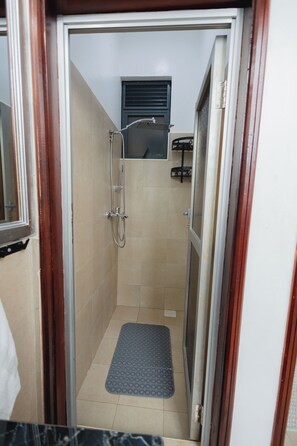 Shower, towels, soap, shampoo - Lakeside 2-bedroom apartment with AC on a private beach (Entebbe)