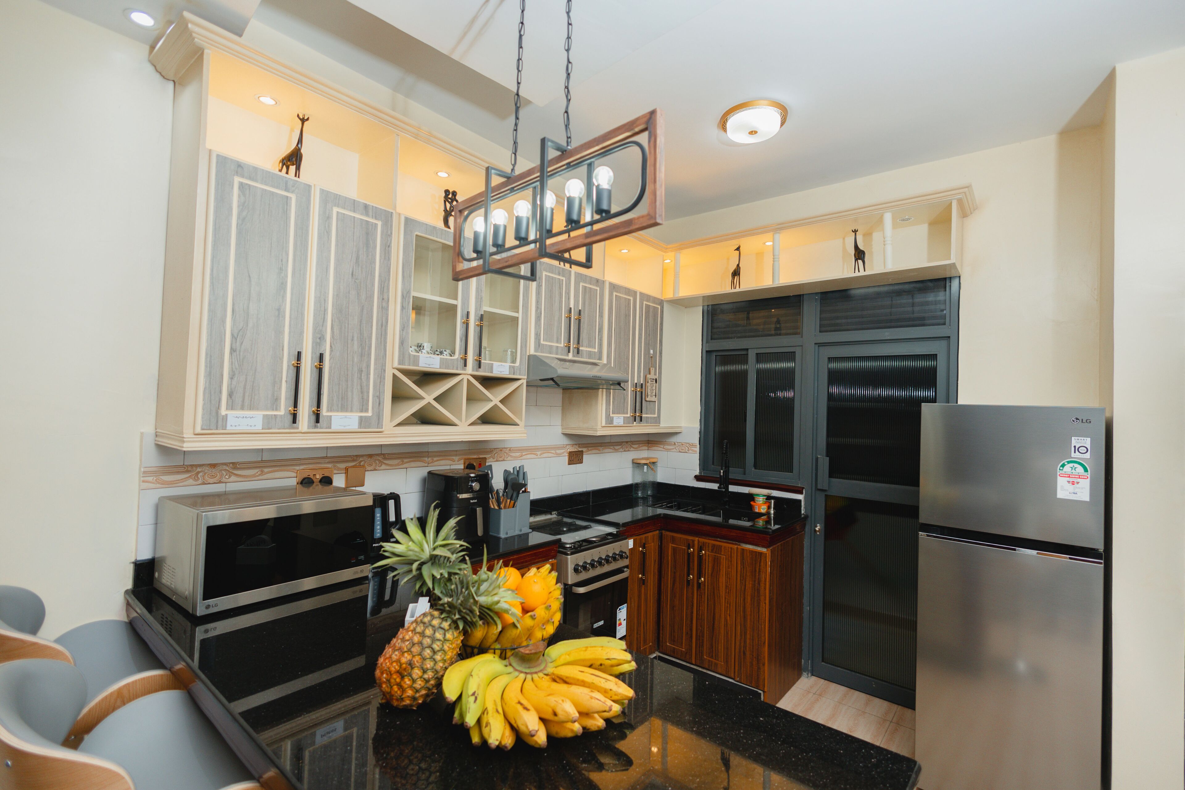 Réfrigérateur, micro-ondes, four, bouilloire électrique