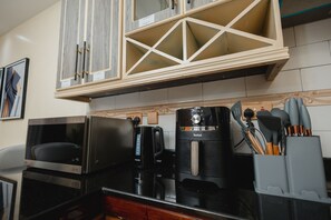 Een koelkast, een magnetron, een oven, een waterkoker