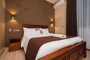 2 bedrooms, desk, iron/ironing board, WiFi