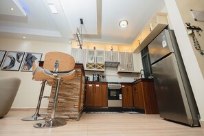 Kjøleskap, mikrobølgeovn, ovn og vannkoker